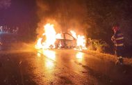 Noapte de coșmar în Argeș! Mașină în flăcări după impactul cu un copac