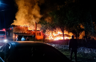 Incendiu devastator în această seară! Două gospodării din Argeș au luat foc. O persoană rănită, cu arsuri