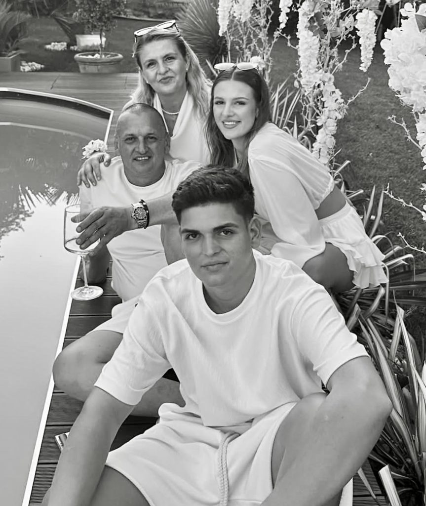 Marys-Mihăescu-familie- – Ziarul Argeşul - ediţia online