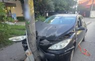 Accident în Pitești! Mașină proiectată într-un stâlp și un motoscuter parcat