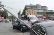 Accident pe Bulevardul Republicii din Pitești. O mașină a intrat într-un stâlp și a lovit alte două autoturisme