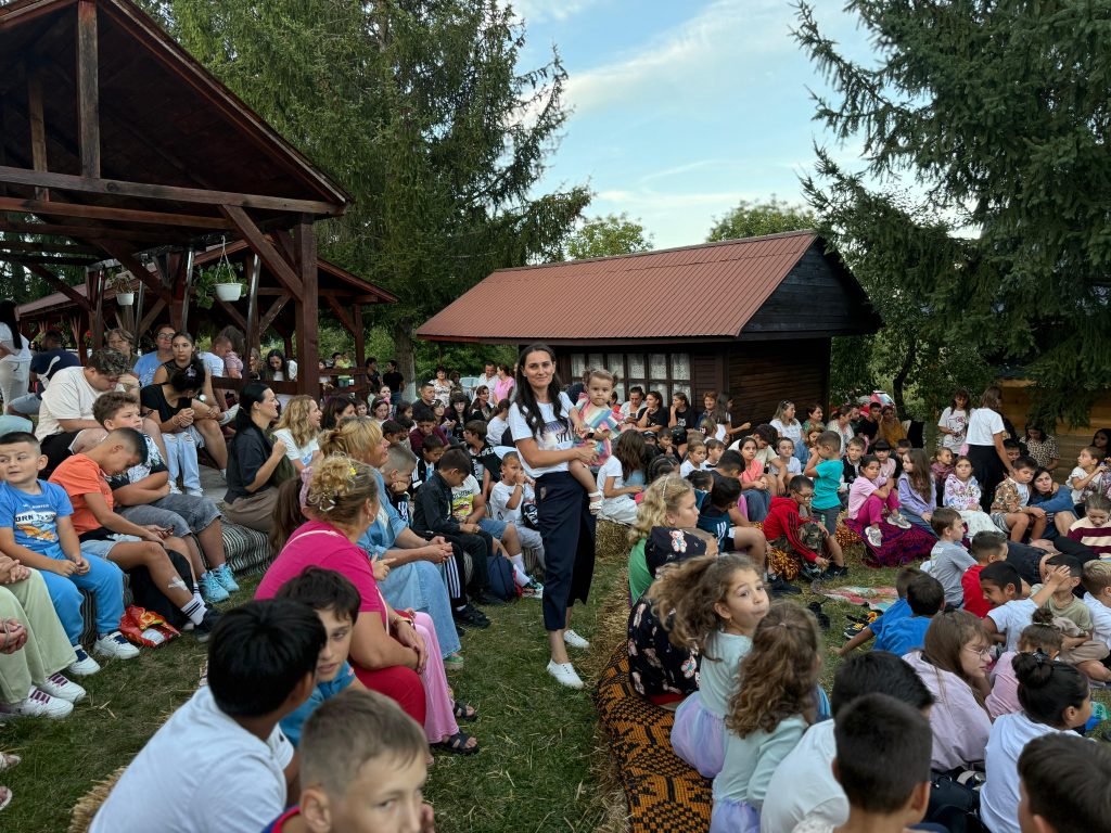 Poza pentru articolul Seară magică în comuna Mihăești, la „Cinema sub stele”. Primărița Andreea Crâmpiță-Matei, în mijlocul zecilor de localnici