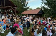 Seară magică în comuna Mihăești, la „Cinema sub stele”. Primărița Andreea Crâmpiță-Matei, în mijlocul zecilor de localnici