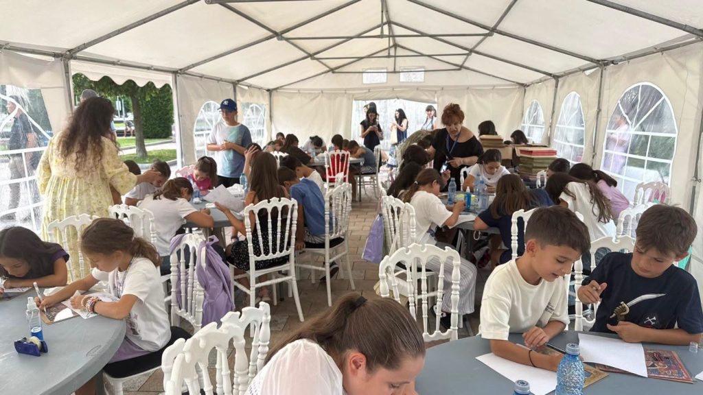 Poza pentru articolul Peste 40 de copii, la ICONART 2026! Piața Primăriei Pitești s-a transformat într-un atelier de artă