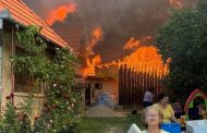 Incendiu devastator în Argeș! Două case și mai multe anexe au fost cuprinse de flăcări