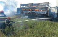 Incendiu distrugător în Argeș! Un autocamion cu stupi, făcut scrum